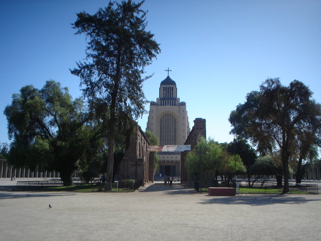 Entrada al Santuario de Maipú by Sergio Reyes Niño