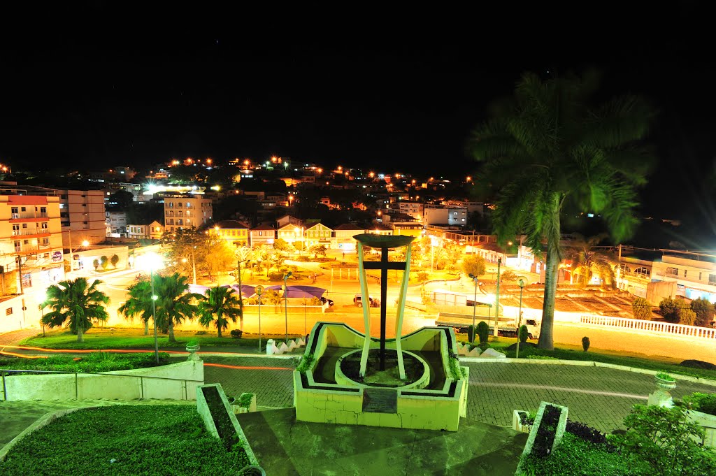 Praça Genserico N. de Oliveira á noite em Divino - 3 by sgtrangel