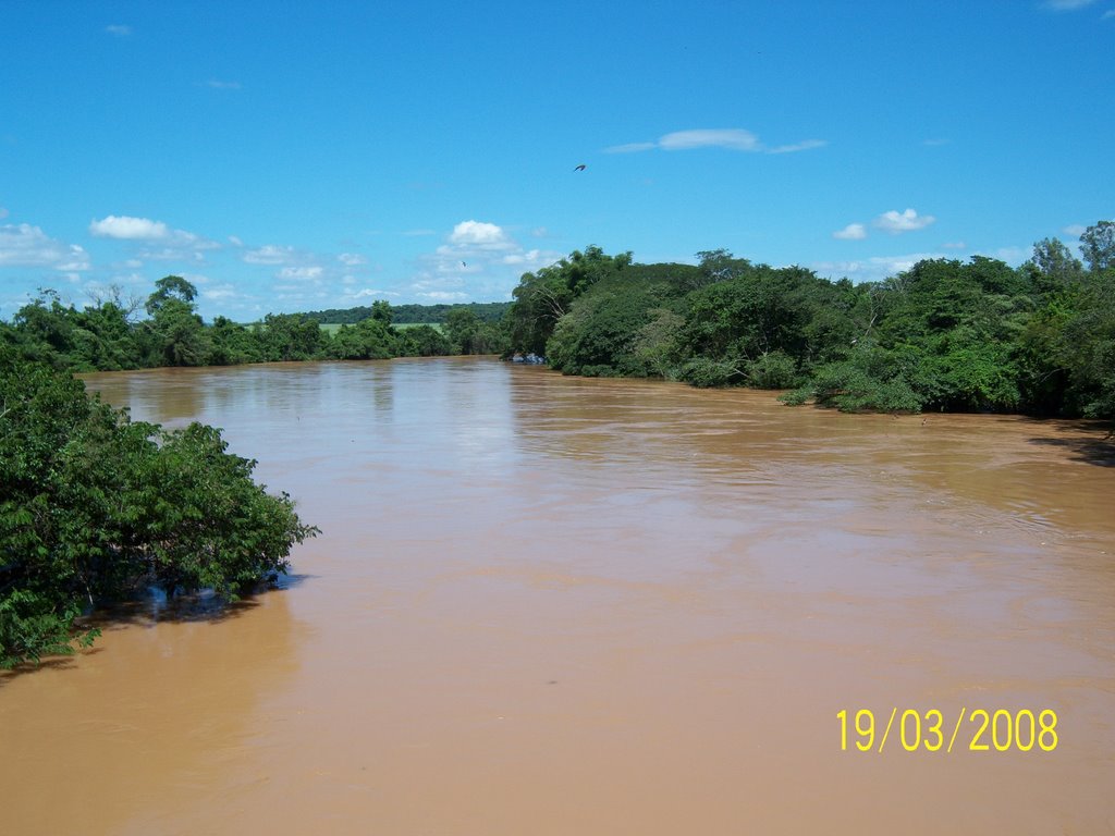 Foto tirada de cima da ponte do Rio Pardo, estrada Municipal Mococa -Tambaú:  Neste dia uma viatura da polícia militar capotou ao desviar de alguns buracos da pista, á uns 200 mtrs da ponte sentido Mococa -Tambaú. by Semeão.