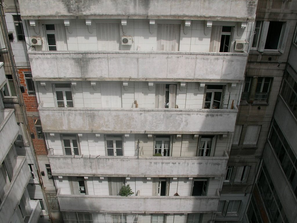 70 Balcones y Ninguna Flor by Jorge Lastra