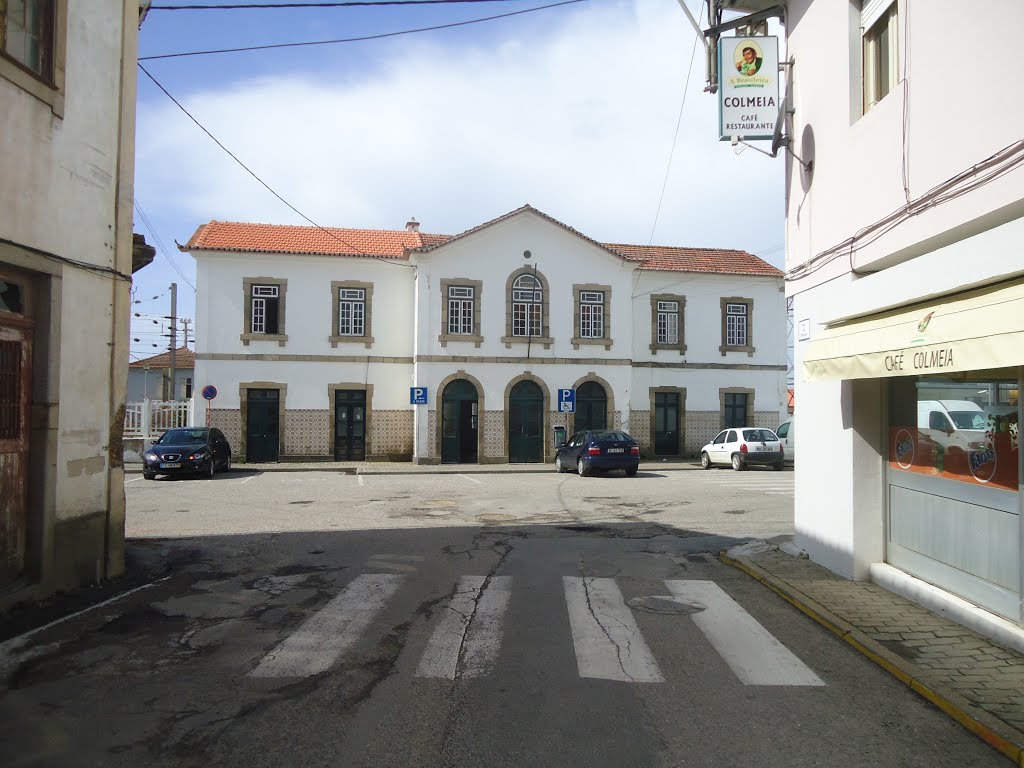 Largo da Estação da CP de Esmoriz by Belmiro Teixeira