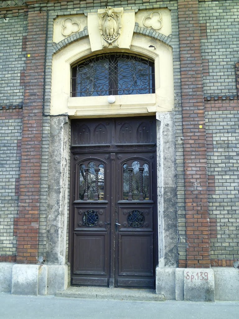 Károlyi Mihály Két Tanítási Nyelvű Közgazdasági Szakközépiskola kapuja 2 \\ Gate of the Karolyi Mihaly Bilingual Secondary School of Economics in Budapest by peppe maci