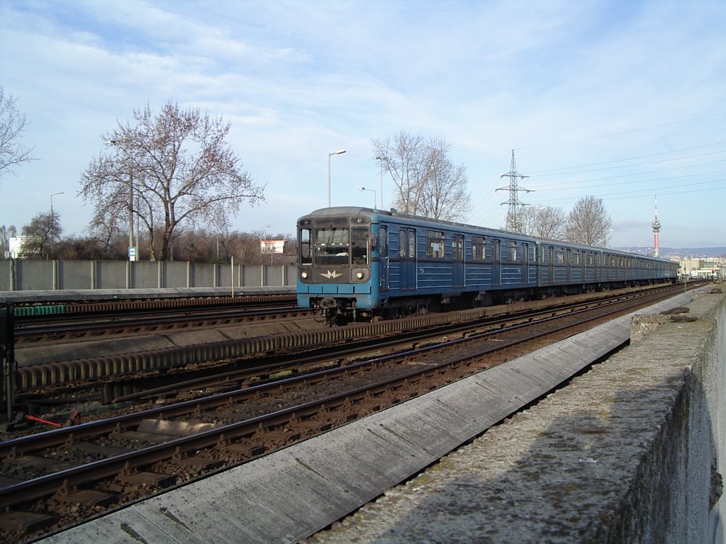 Kiálló metró a Kökin by BR120