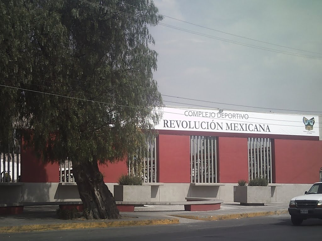 Entrada al complejo deportivo Revolución Mexicana (Estadio Revolución) by Gandhi Maqueda Aldana