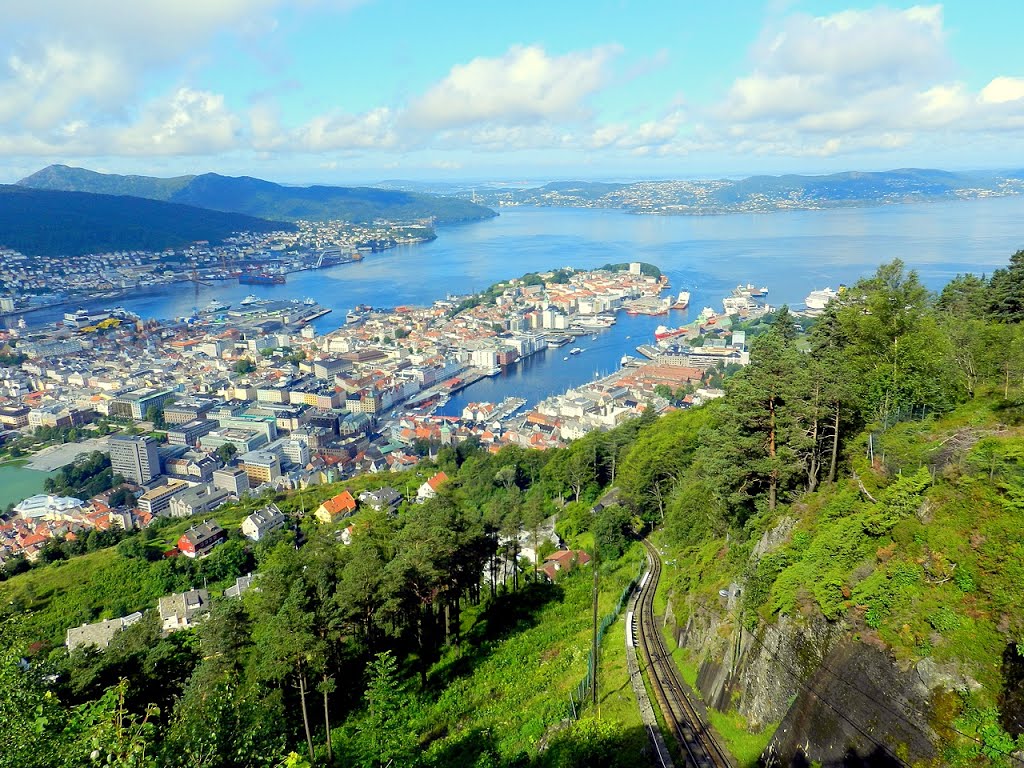 Norvège, la ville de Bergen vue du haut de Fløyen by Roger-11