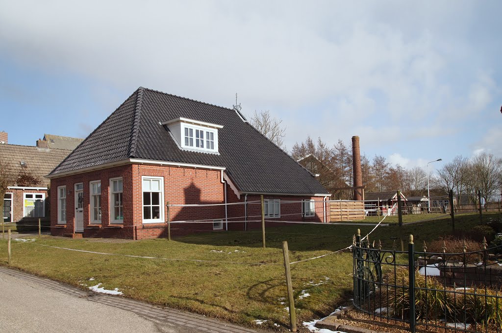 Nes. Huis met een oude schoorsteen. (BB) by Bayke de Vries