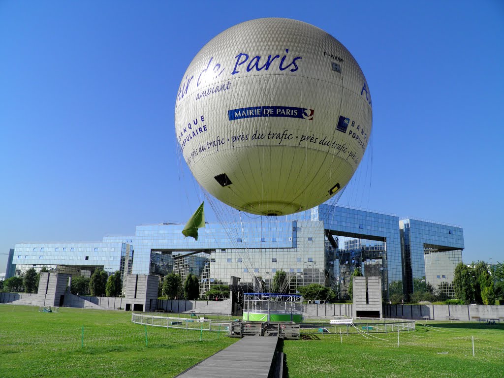 Le ballon du parc Citroen by AdanaMi.