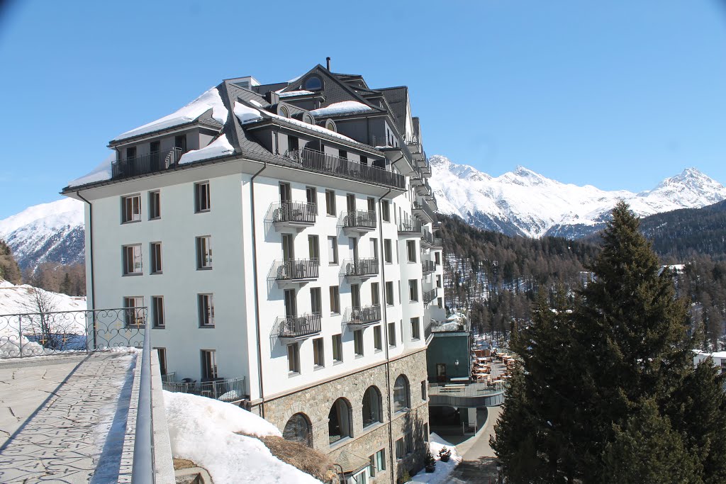 Blick auf das Hotel Carlton in Sankt Moritz Dorf am 2. März 2013 mittags by Wolfgang Hanko