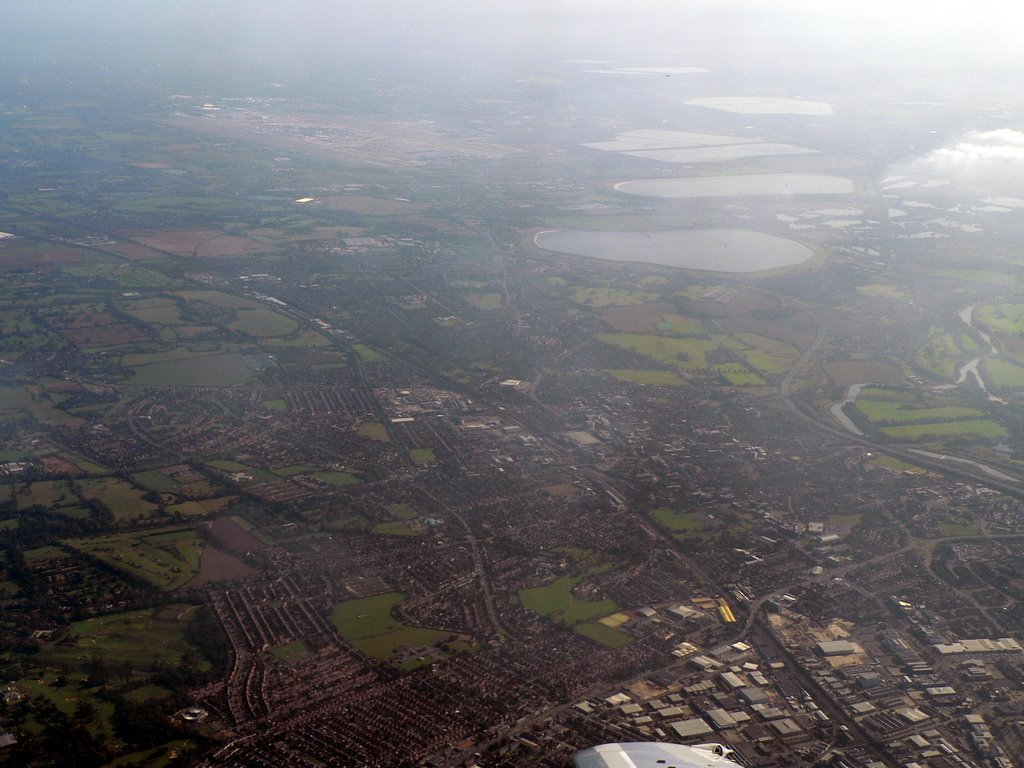 Reservoires near Sunbury after departure from Heathrow by DXT 1