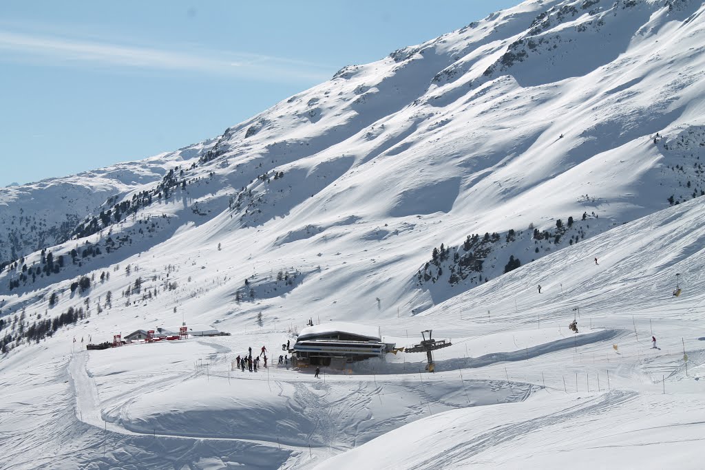 Blick auf die Talstation des Randolins-Sessellifts und auf die Berghütte Paradiso, Corviglia by Wolfgang Hanko