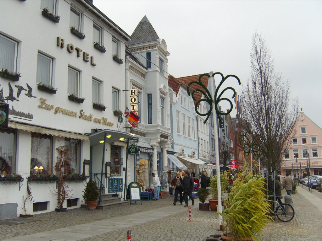 Das Hotel "Zur grauen Stadt am Meer" am Hafen. by frische Luft