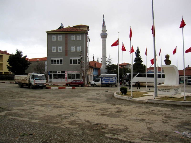 Bayraklar ve Atatürk anıtı by Osman Ünlü