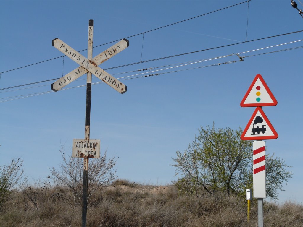 El avui i ahir de un pas sense barreras de la vía de tren by M. Furgber