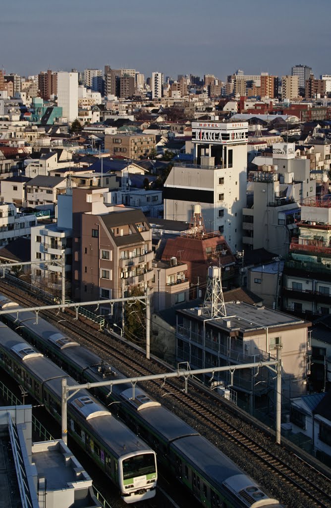 Yamanote Line near Otsuka (2424) by www.tokyoform.com