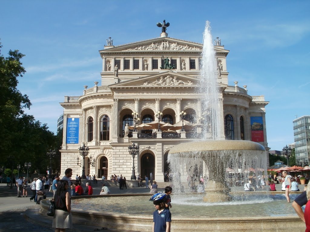 Frankfurt Opera by hyenata