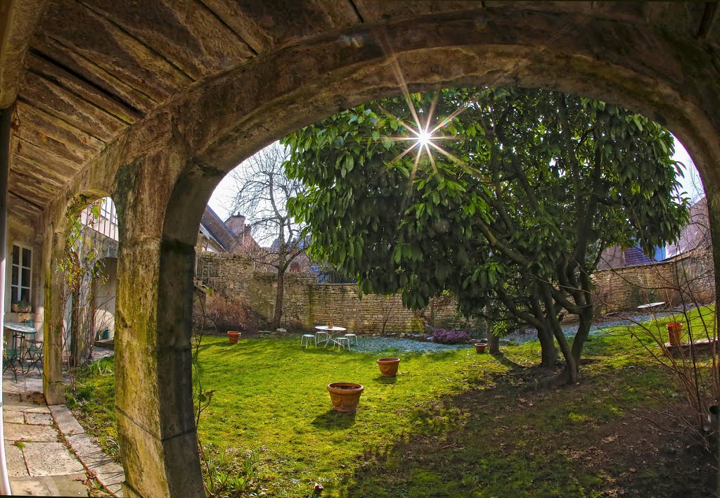 Ancien couvent des "Tiercelines" coté jardin by Henri Bertand