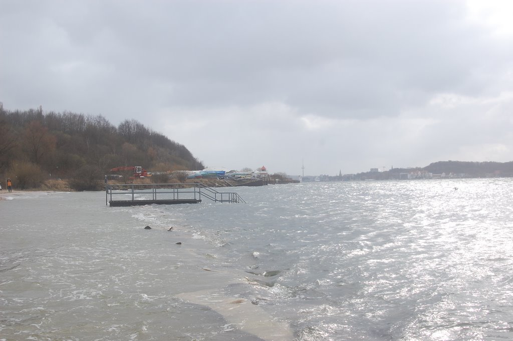 Badebrücke am Mönkeberger Srand bei Hochwasser by ralph-peter