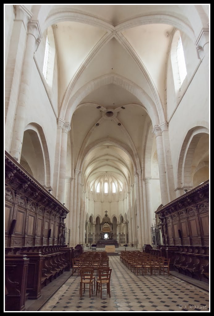 La messe est célébrée à l’abbatiale à partir des Rameaux jusqu’à la Toussaint by Bernard Bozzard