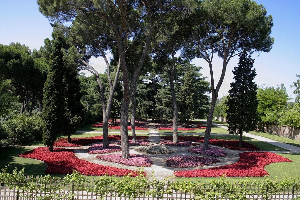 Jardín El Capricho by Alberto de la Cruz Garcia