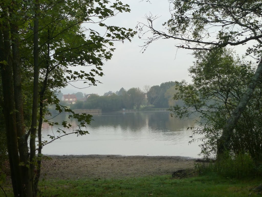 25-09-2011@06:40. Autumn morning at Petersfield Pond. by RedRobbo