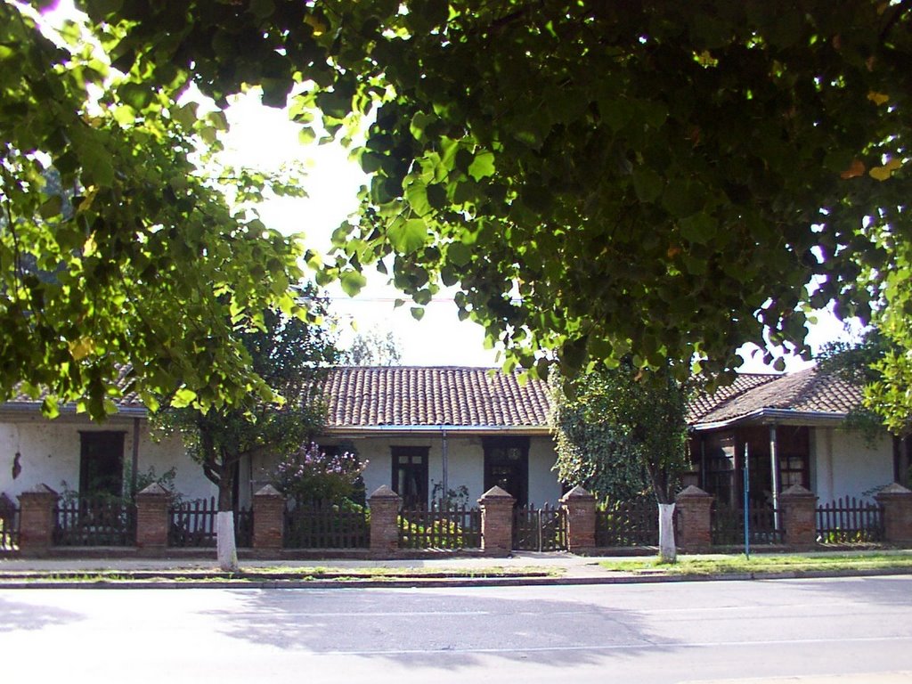 Casa antigua frente a parroquia by aleMamá