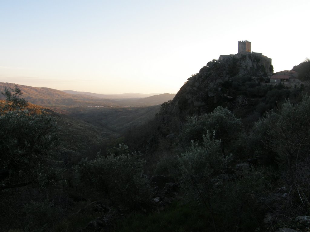 Vista do castelo e dos vales e serras by Luís Seixas