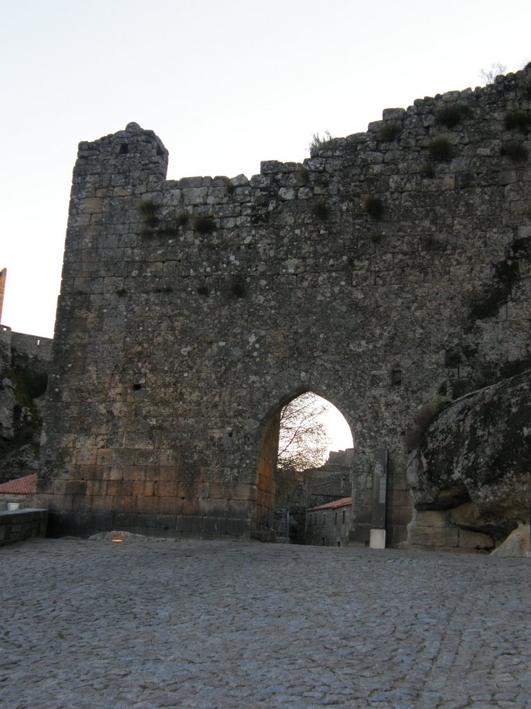 Porta da Vila by Luís Seixas