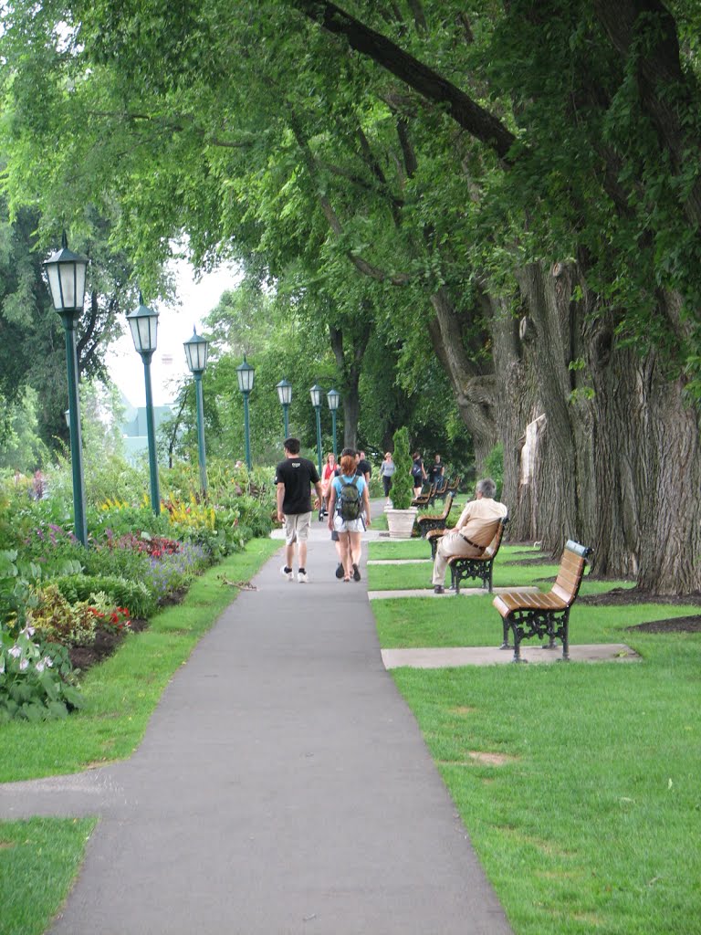 Jardin Jeanne-D'Arc, Québec, Canada by LucBlain