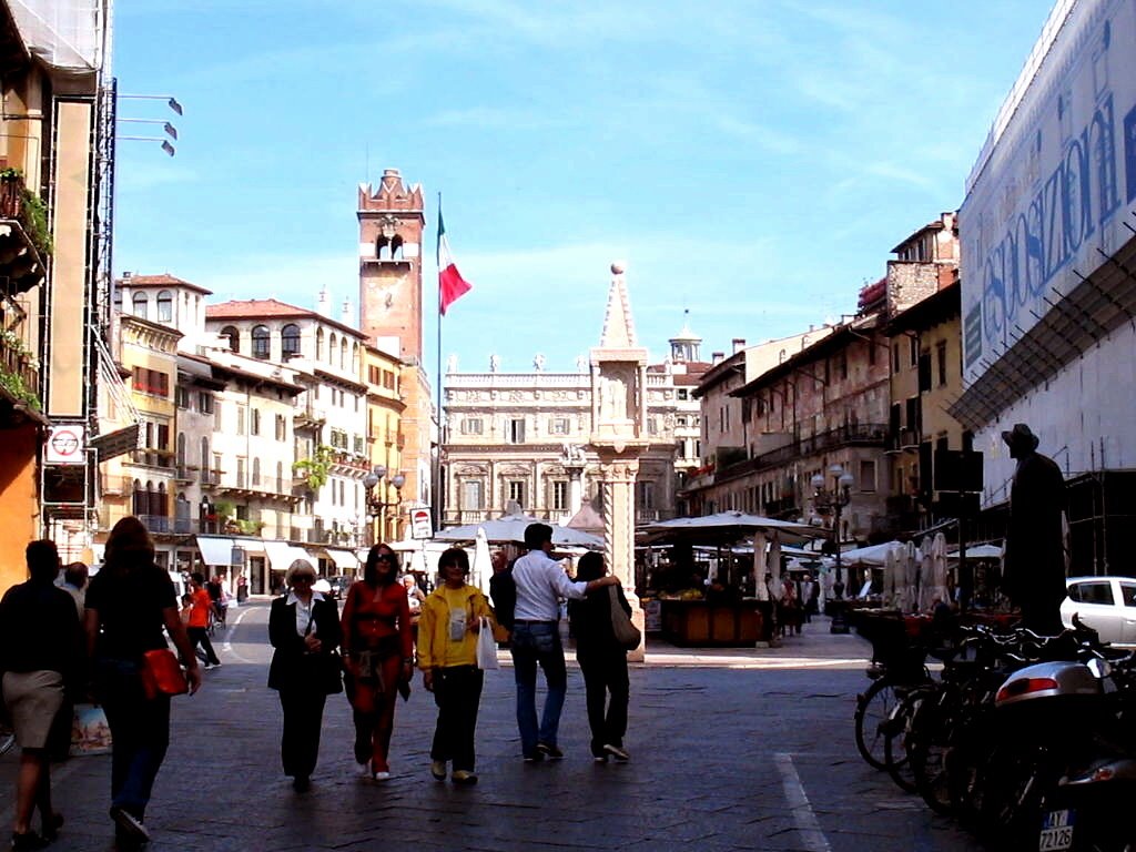 Piazza della Erbe by Joaquin Toledo