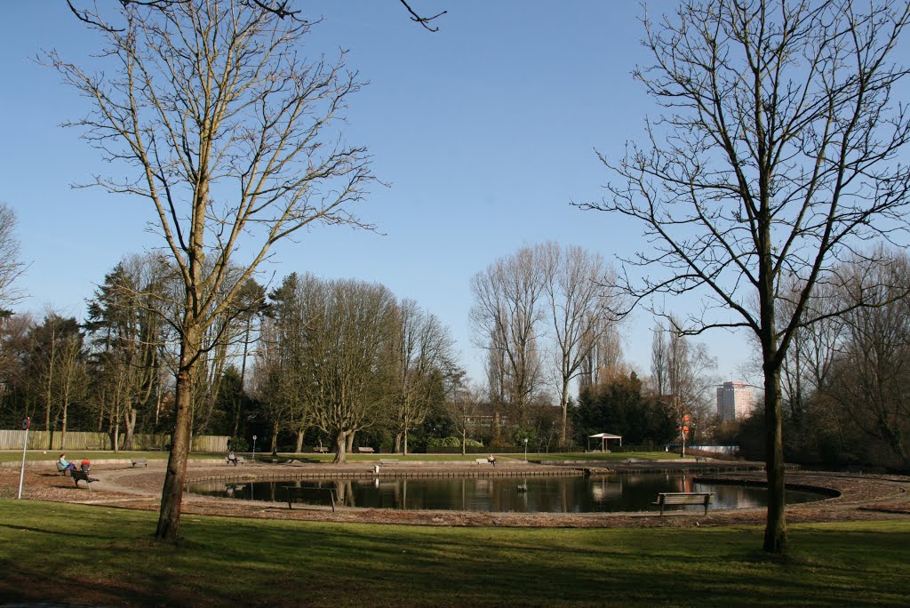 Ronde vijver in het Beatrixpark by Carl030nl