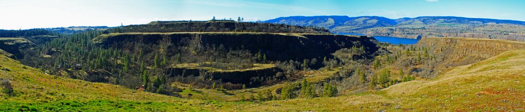 Rowena Dell from the Tom Mcall Preserve Panoramic Rowena Crest Columbia River Gorge Oregon by © Michael Hatten http://www.sacred-earth-stud