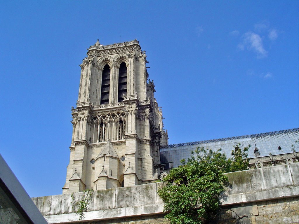 Las Torres de Nôtre Dame by Vicente Marzal