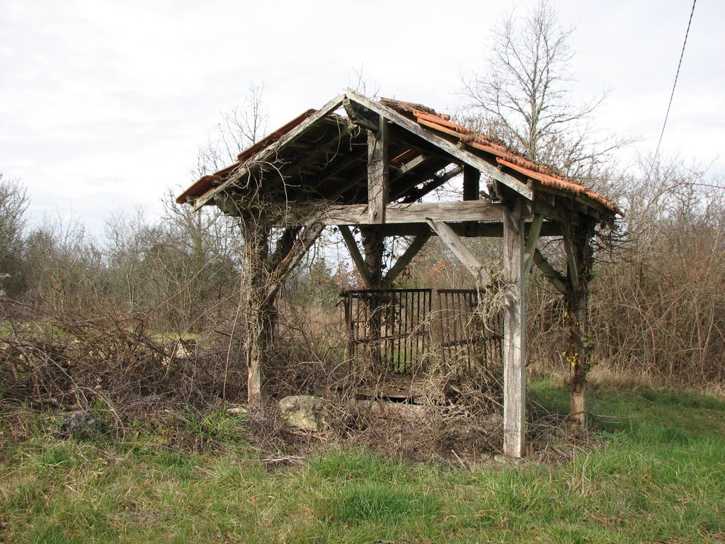 Ancienne balance à Sireuil by DESRENTES ERIC