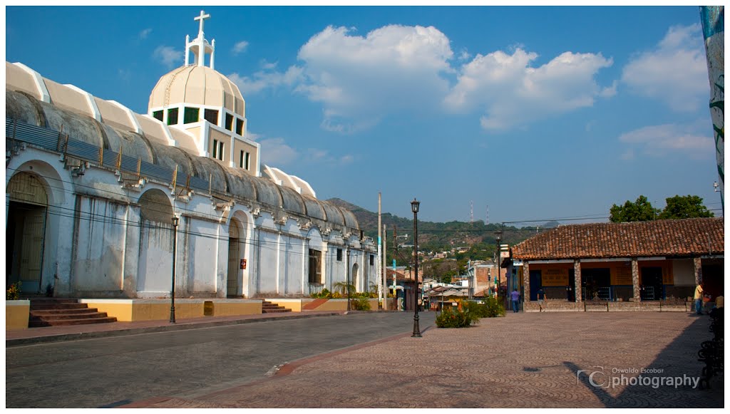 Catedral de Chalatenango by Oswaldo Escobar