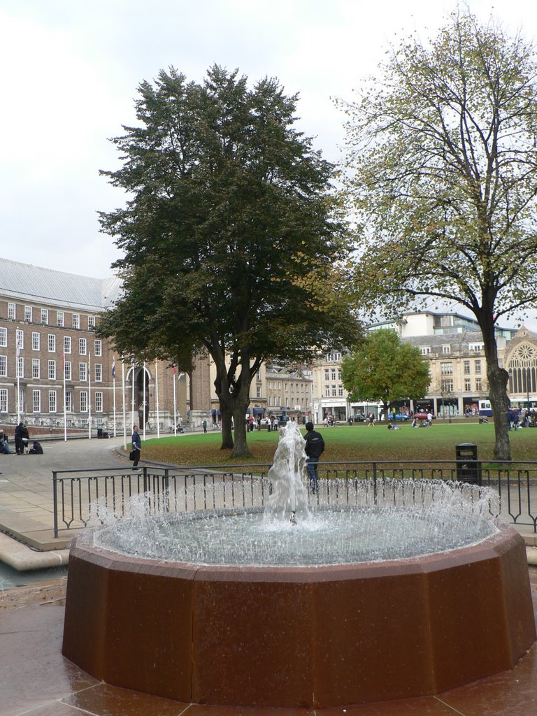 Fountain on College Green in Bristol by DXT 1