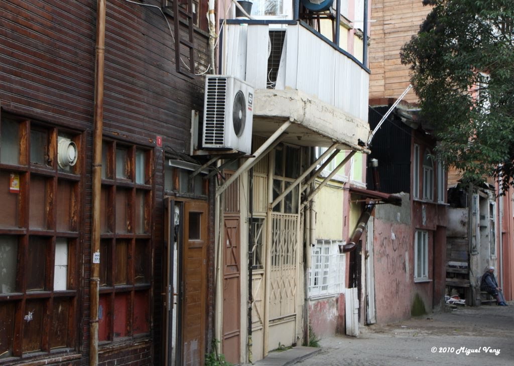 «Vista calle» Barrio de Koca Mustafa Paşa (Fatih) - Estambul - Turquía by Miguel Veny