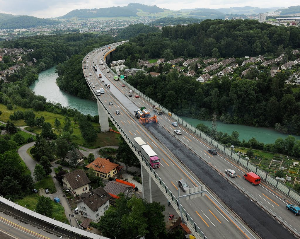 Felsenauviadukt, Gussasphalteinbau 2010 (Helikopteraufnahme) by agentxam