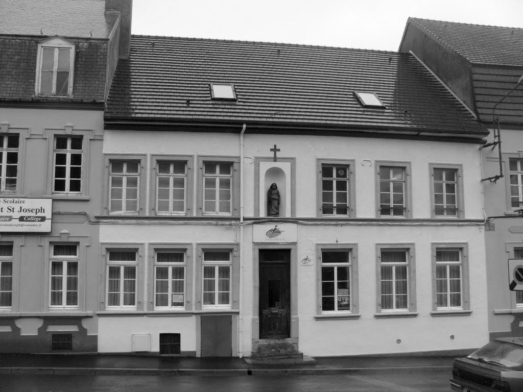 Collège Saint-Joseph avec niche et statuette (Desvres) by Guy Ferdinande