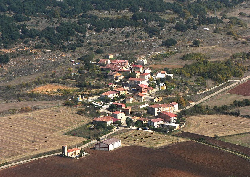 La Molina de Ubierna (desde un monte, no desde una avioneta) by JosuJosu