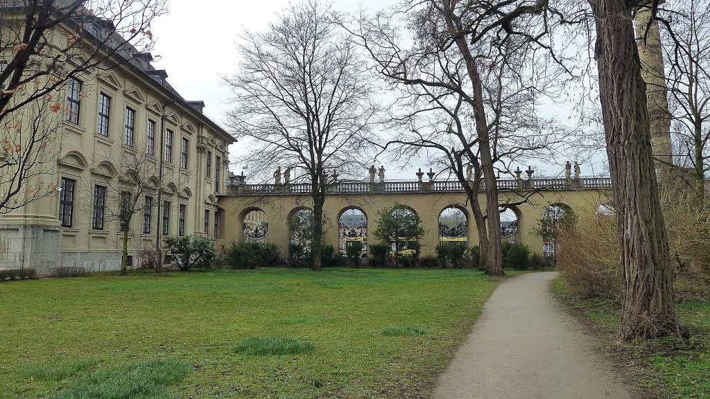 Rosenbachhof und Arkade als Parkbegrenzung by WanderGroschi & CGK