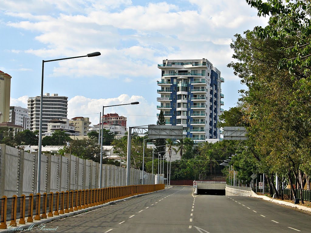 SALIDA DEL TÚNEL DE LA UASD. by Carlos M. Pascual