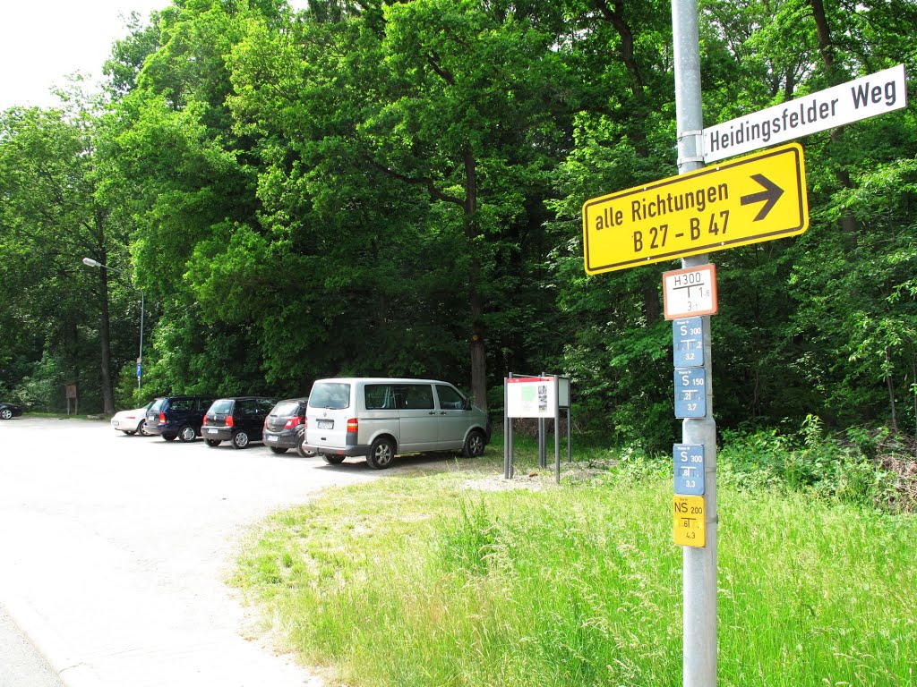 Der Wanderparkplatz am Beginn des Limes-Lehrpfads am Heidingsfelder Weg by lebola