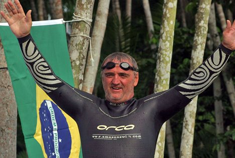 Martin Strel am Ziel: Während 66 Tagen ist er im Amazonas geschwommen und hat unglaubliche 5268 Kilometer zurückgelegt. Neuer Guinness-Weltrekord! Belem, Brasilien by dia.ch