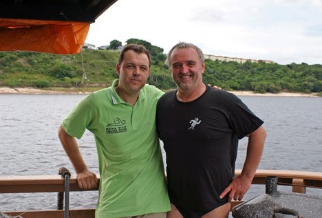 Martin Strel mit Corrado Filipponi, dem Schweizer Fotojournalist und Paddler aus seinem internationalem Team. Auf dem Amazonas, Weltrekordschwumm 2007. Iquitos, Peru by dia.ch