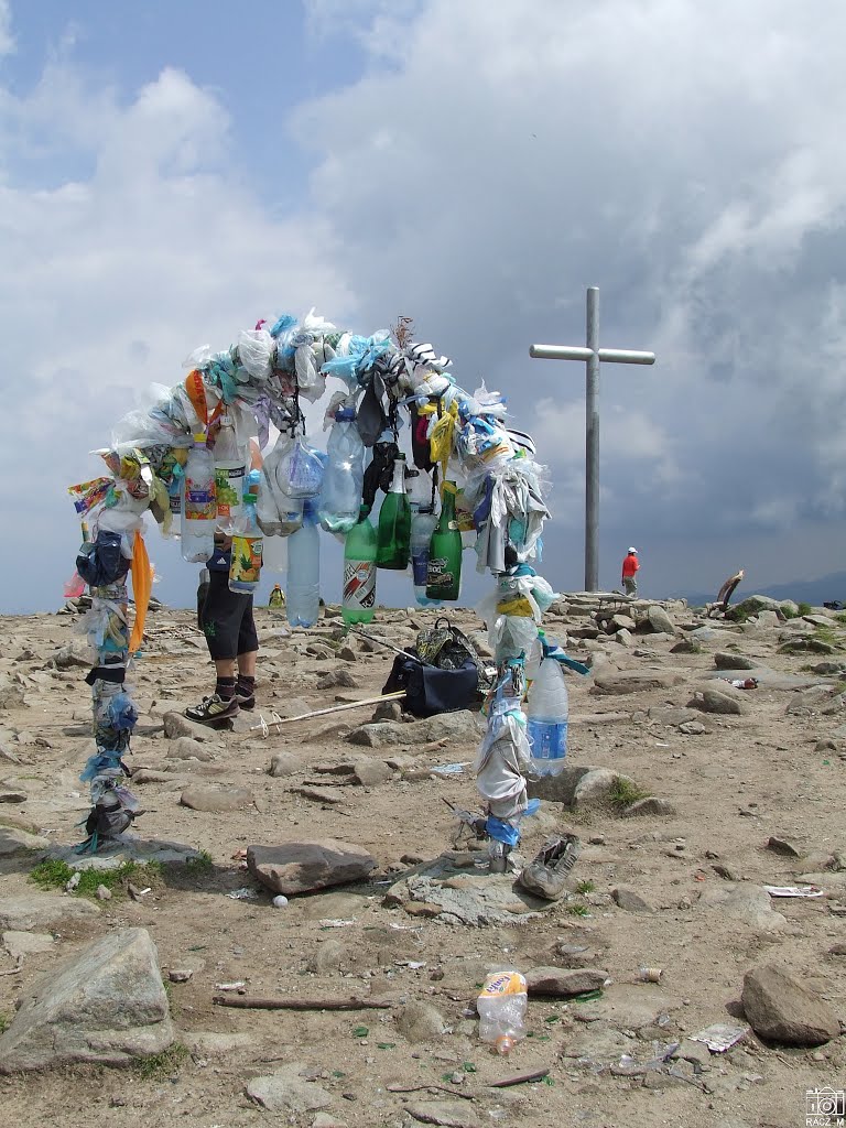 Emlékszalagok és kereszt a Hoverla tetején by Tanyasi Tahó