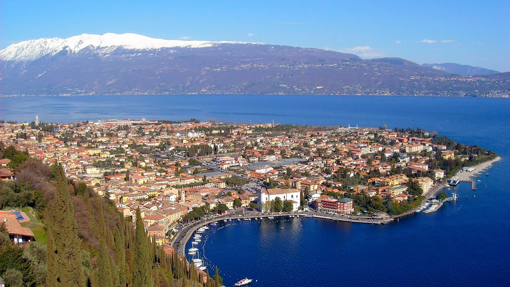 Toscolano Maderno (BS) - l'azzurro Garda ed il Baldo dal campanile di Maclino by Giuliano Borra