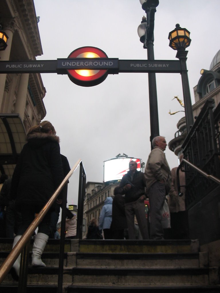 The tube - Piccadilly circus by deltaplanner