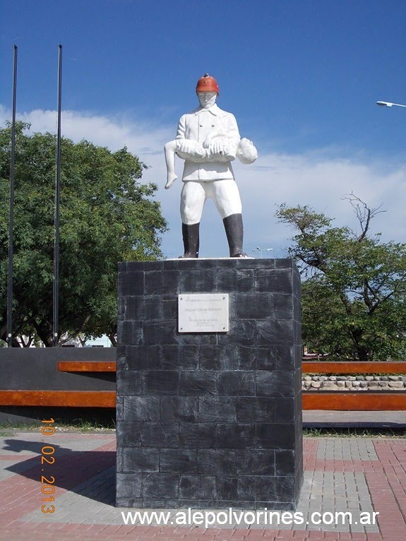 Las Varillas - Monumento Bombero Voluntario (www.alepolvorines.com.ar) by alepolvorines