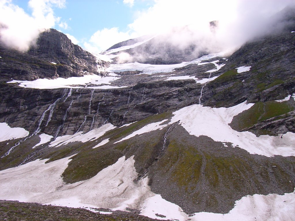 Im Erdalen by Clemens Gilles