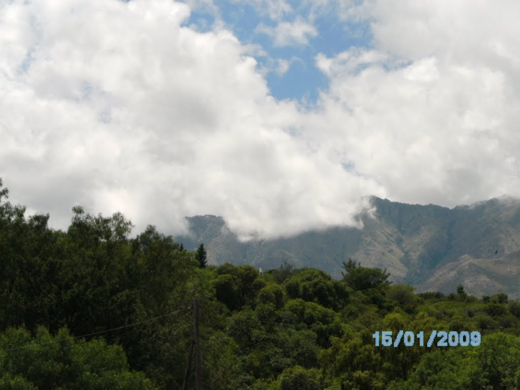 Nubes con Pedazo de Cielo azul Sobre las Sierras de Cordoba by BENSHEE